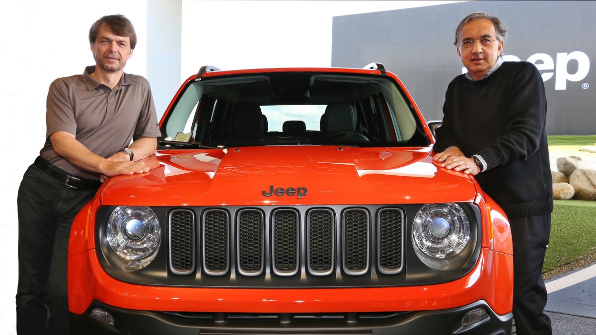 Po lewej stronie stoi Mike Manley. Wcześniej CEO Jeepa, teraz kierujący całym FCA
