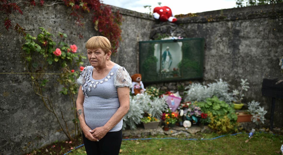 Ann O'Gorman, która sama przebywała w domu matki i dziecka, podczas czuwania w miejscu masowego pochówku dzieci w Tuam. Znaleziono tam prawie 800 ciał