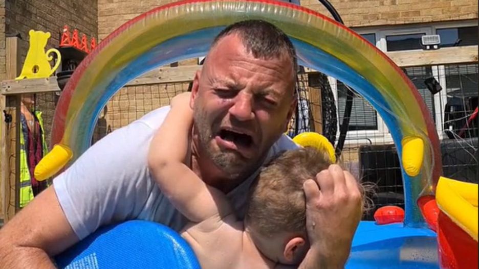 Dziecko się topi, tata płacze. Drastyczne nagranie oburzyło internautów