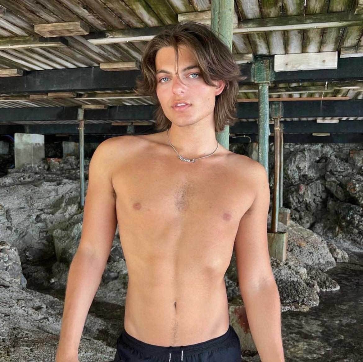 20-letni syn Elizabeth Hurley pręży mięśnie na plaży