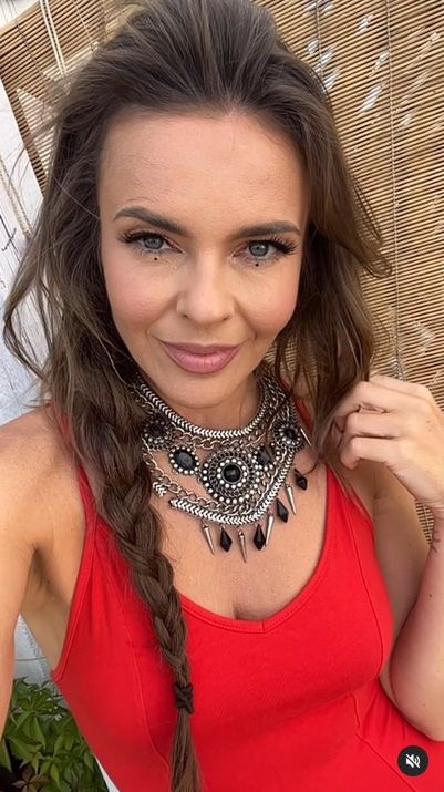 Edyta Herbuś w czerwonym stroju pląsa po tarasie
