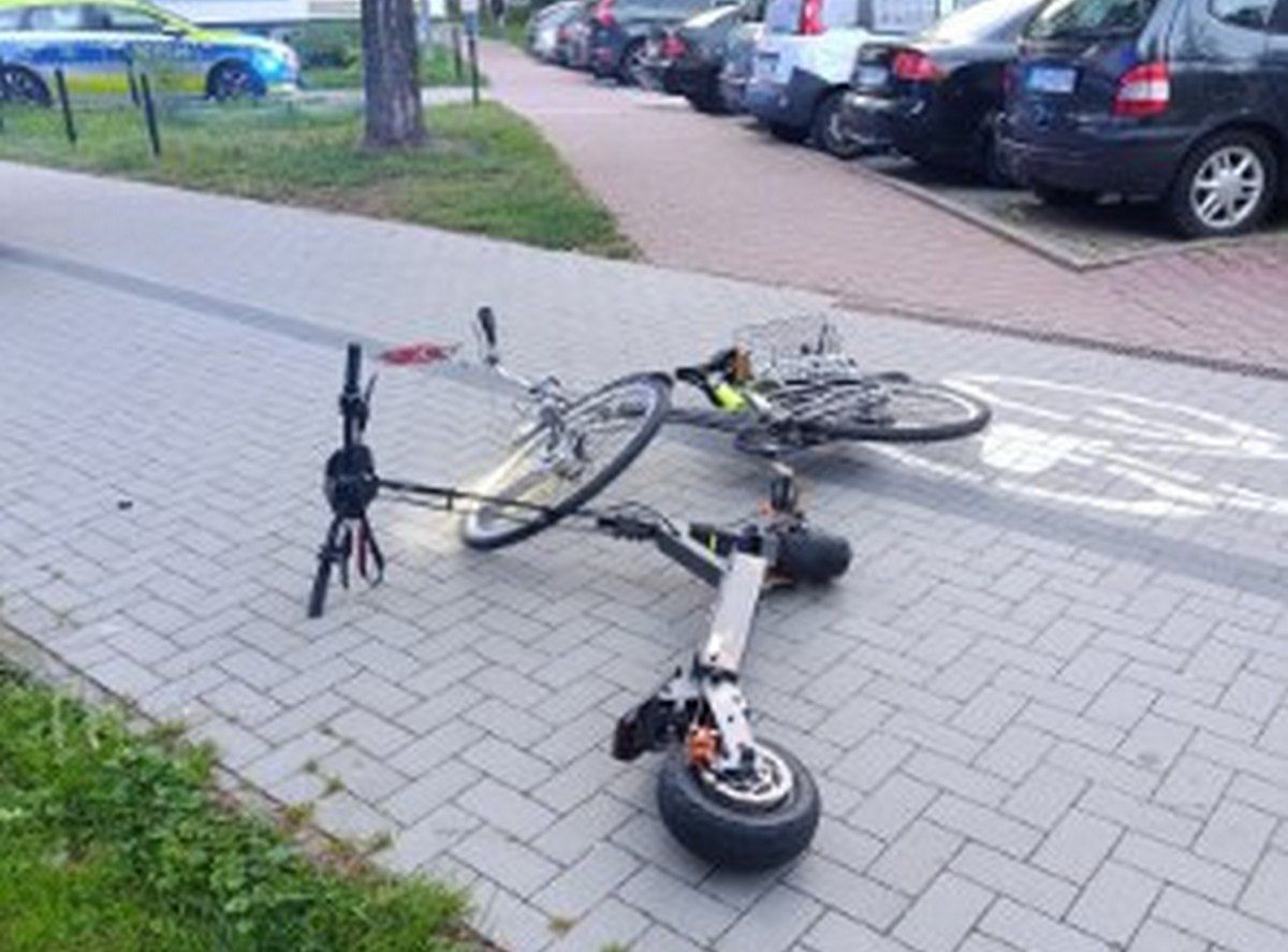 Puławy: Czołowe zderzenie roweru i hulajnogi. 67-latka z poważnymi obrażeniami trafiła do szpitala