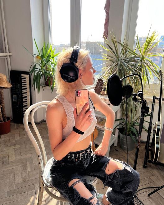 Katarzyna Sawczuk w porwanych jeansach