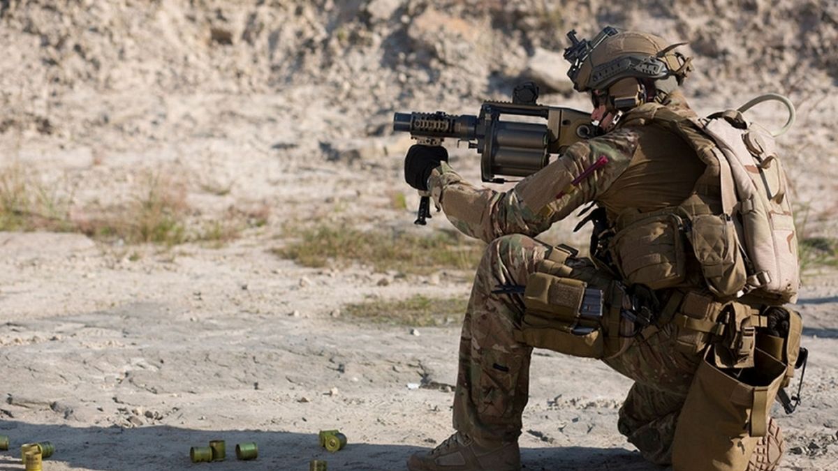 Poza bezpośrednią walką, broń przeznaczona jest również do obezwładniania.