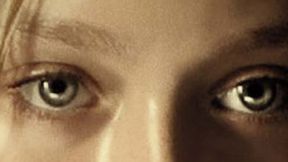 Hipnotyzujący plakat z Dakotą Fanning 1