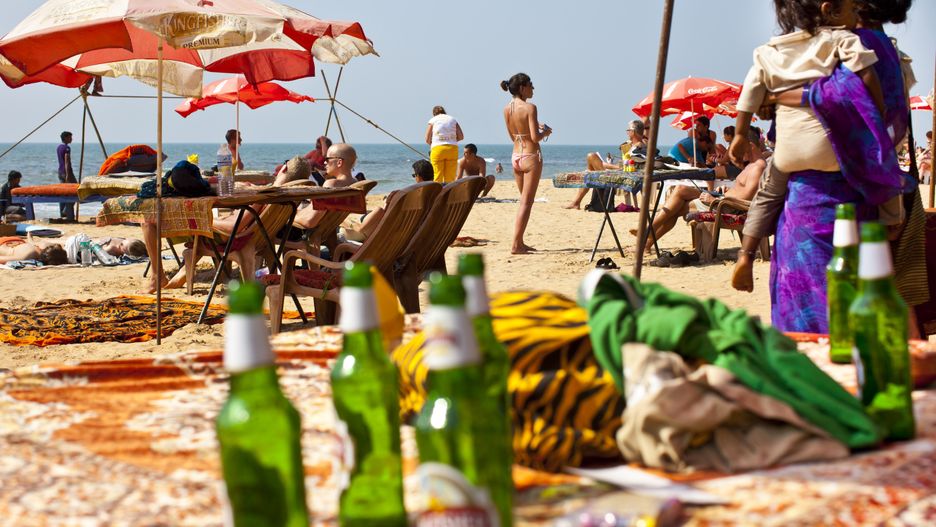 Czy picie na plaży, gdy mamy pod opieką dzieci to dobry pomysł?