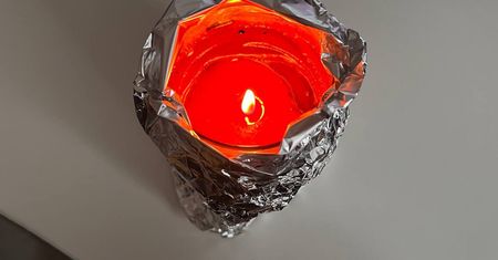 Owiń folię aluminiową wokół świeczki. Mało kto zna ten sposób