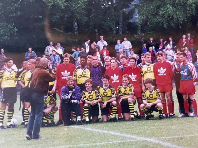 Pamiątkowe zdjęcie zawodników BVB i drużyny SG Lütgendortmund. Bogusław Zielinski w czerwonej bluzie - drugi od prawej 