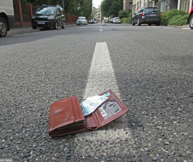 Znalazł kartę. Nie mógł się opanować. Oto ile razy z niej skorzystał