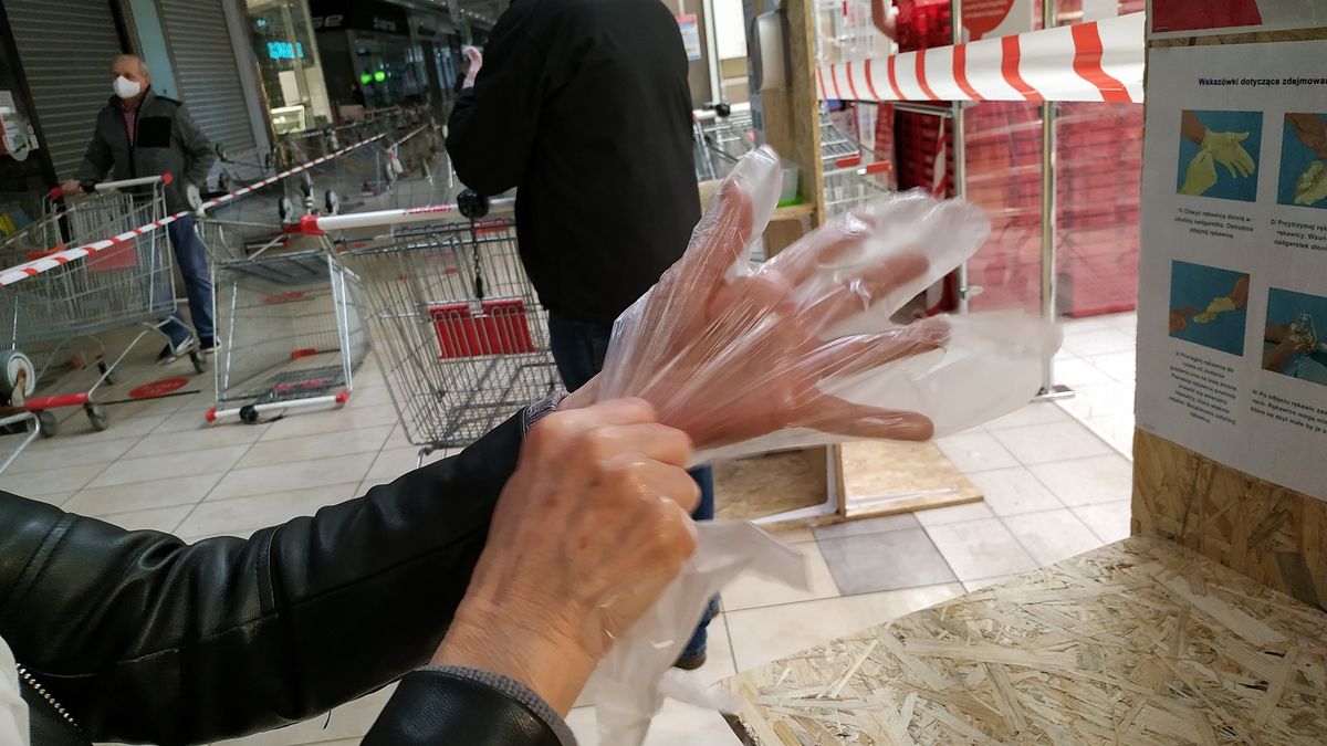 Opłata za koronawirusa będzie odpowiedzialna za przynajmniej od 0,3 do 0,5 proc. wzrostu inflacji - przewiduje ekonomista