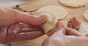 Miej pod ręką, gdy lepisz pierogi. Rozwiążesz uciążliwy problem