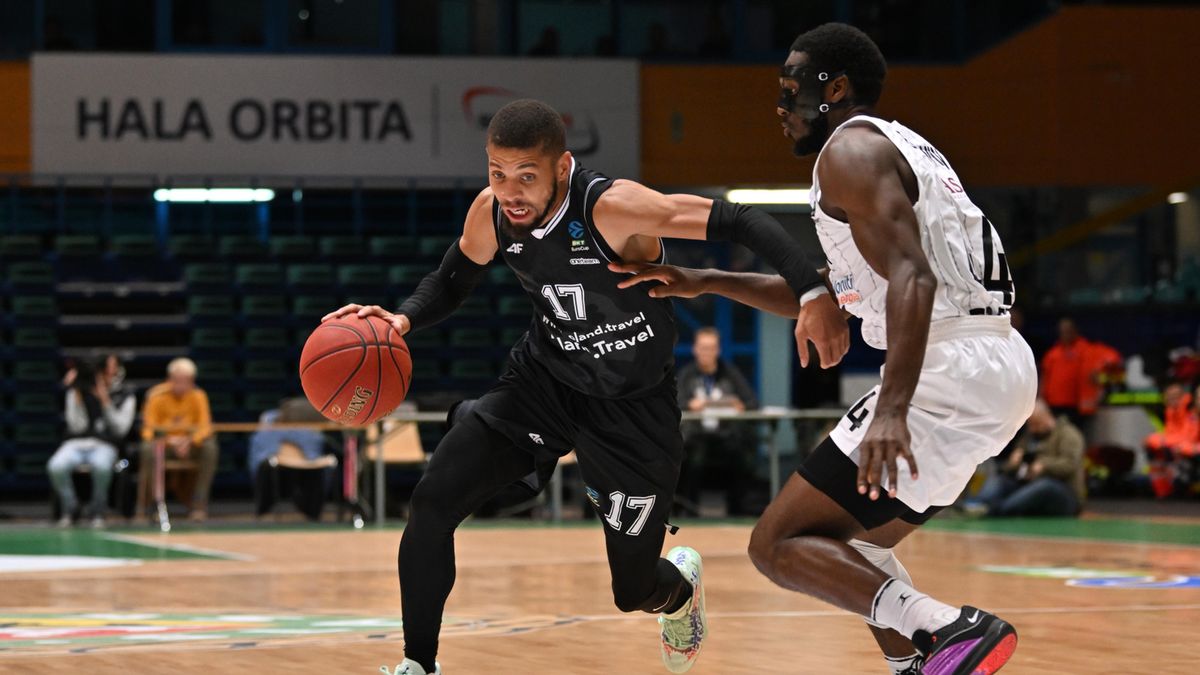 PAP/EPA / Maciej Kulczyński / Zawodnik Śląska Wrocław Kendale McCullum (C) i Kamar Baldwin (P) z Dolomiti Energi Trydent 