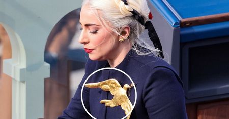 Lady Gaga zaśpiewała hymn na inauguracji prezydenta USA Joego Bidena. Wszyscy patrzyli na złotą przypinkę
