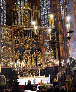 Kraków. 20-latka miała rozebrać się w kościele i splunąć na księdza. Może mieć kłopoty