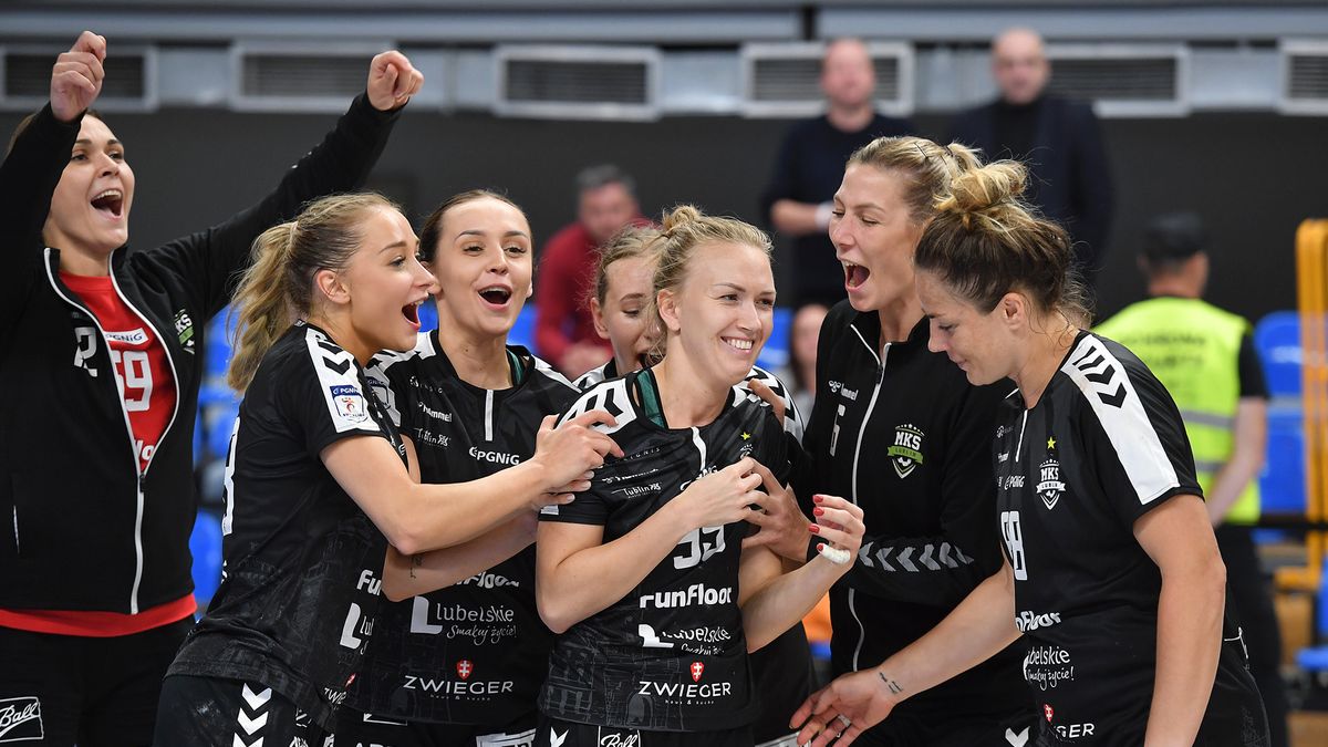 Materiały prasowe / PGNiG Superliga Kobiet / MKS FunFloor Lublin / Na zdjęciu: Katarzyna Portasińska (środek) z drużyną