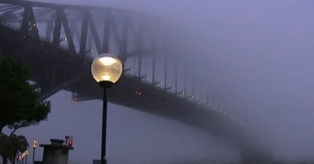 Zobacz Sydney we mgle. Lotnisko sparaliżowane