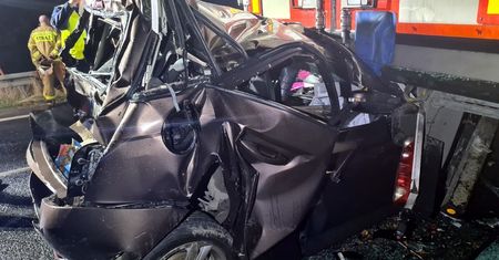 Potworny wypadek na drodze krajowej 91. Samochód został zmiażdżony przez ciężarówkę