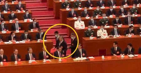 Skandal w Pekinie. Były prezydent Chin nagle wyprowadzony siłą
