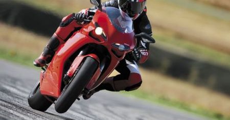 Motocykl czy samochód? Ducati kontra Ferrari na "Ducks Fly South"