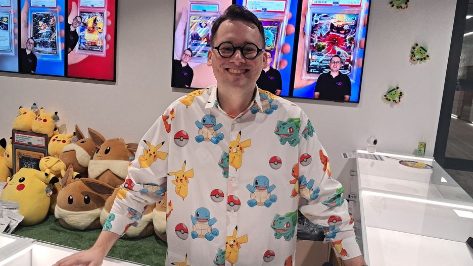 Rafał Nobis, szef sklepu z kartami Pokémon na stacji metra Zacisze.