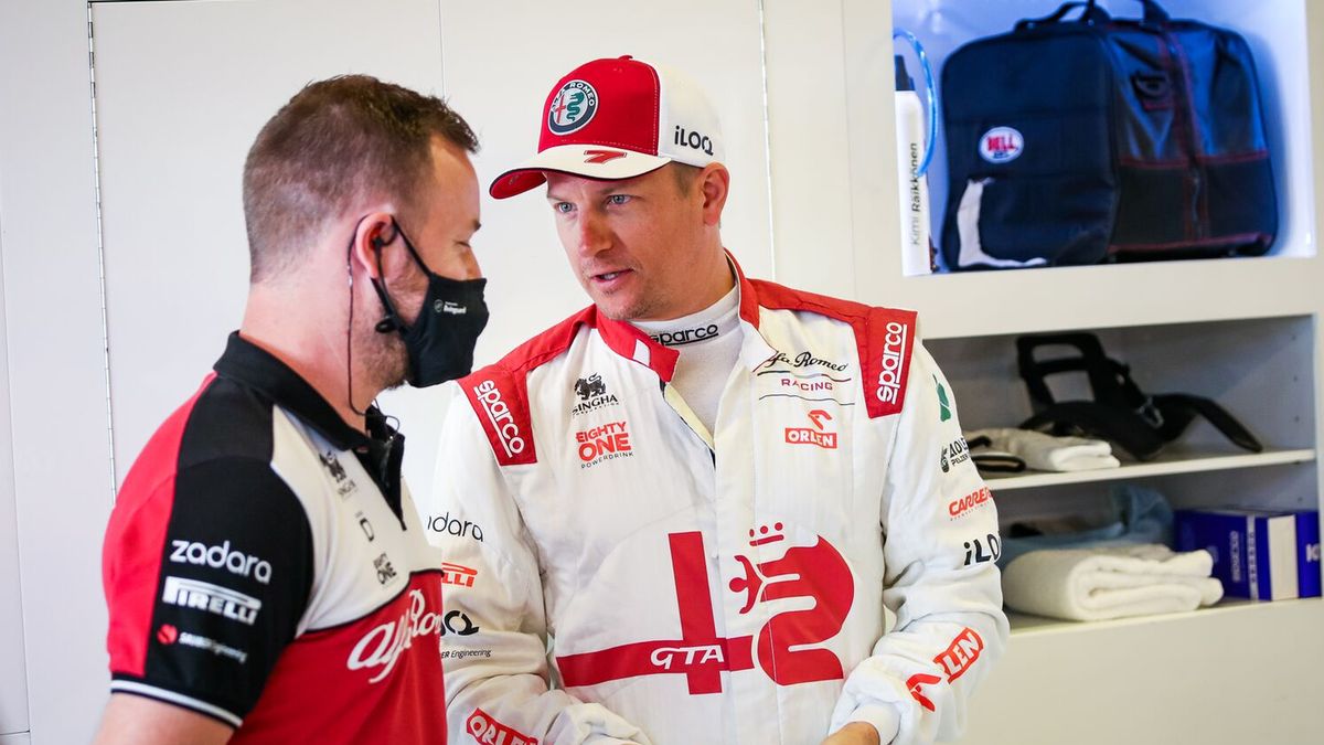 Zdjęcie okładkowe artykułu: Materiały prasowe / Alfa Romeo  / Na zdjęciu: Kimi Raikkonen w rozmowie z inżynierem