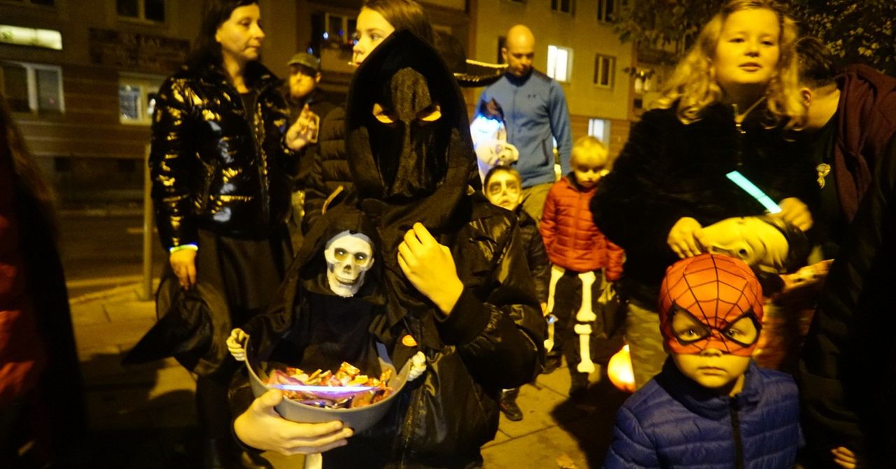 Łódź: Cukierek albo psikus - czy ta zabawa jest bezpieczna? Na osiedlach w ciemnych ulicach na dzieci czyha wiele zagrożeń... Jak ich uniknąć?