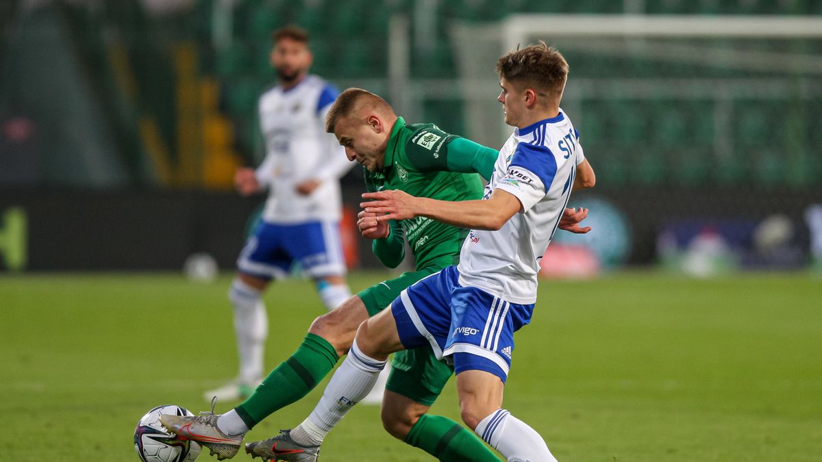 piłkarz Warty Poznań Michał Jakóbowski (z lewej) i Maksymilian Sitek (z prawej) z PGE FKS Stali Mielec 