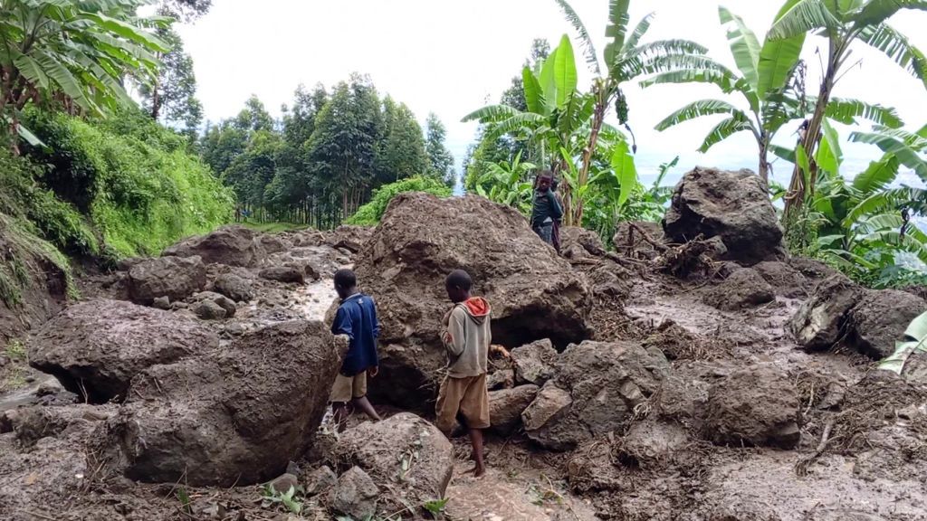 Landslide kills at least 15 people in eastern Uganda
BULAMBULI, UGANDA - NOVEMBER 29: Locals continue search and rescue efforts at the site of the landslide caused by heavy rains, which reportedly killed 15 people and left at least 113 people unreachable in the eastern Bulambuli region of Uganda on November 29, 2024. (Photo by Nicholas Kajoba/Anadolu via Getty Images)
Anadolu
try, kill, muddy, die, natural, bulambuli, life, operation, disaster, died, rainy