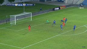 Fatum i wielki pech napastnika. Dwie poprzeczki i dwa słupki w pięć minut [WIDEO]