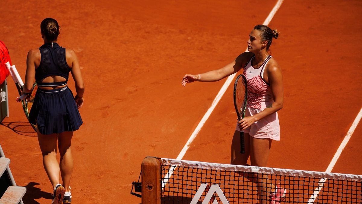 Aryna Sabalenka (z prawej) podająca rękę po meczu z Martą Kostiuk