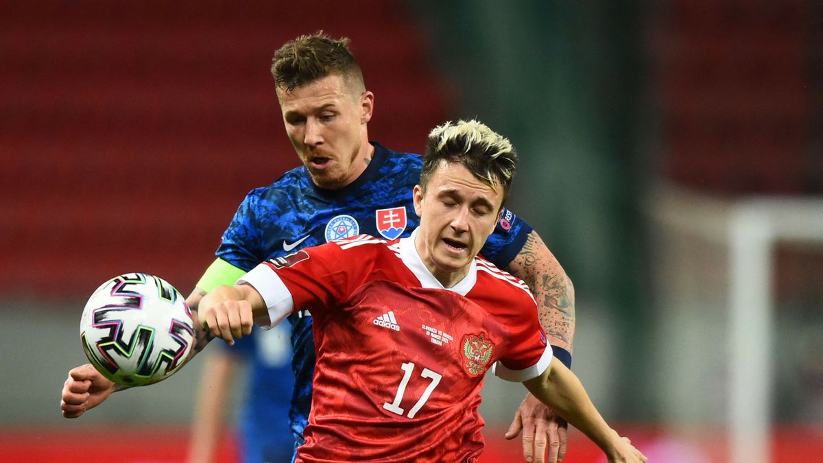 East News / VLADIMIR SIMICEK / Na zdjęciu:  Juraj Kucka oraz  Alexandr Gołowin