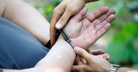Szczecin. Napastnicy strzelali do policjantów z broni pneumatycznej. Zostali zatrzymani po pościgu