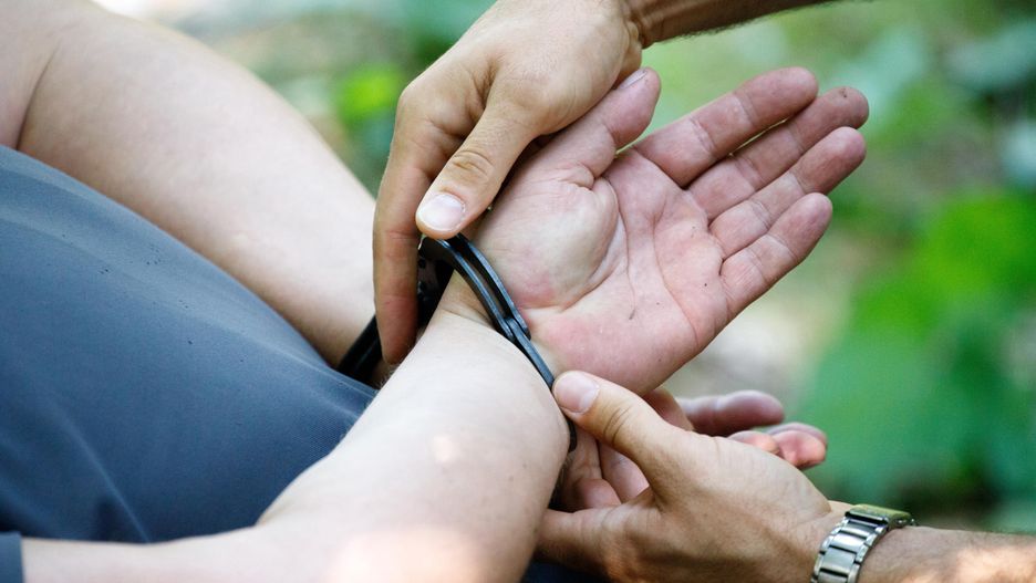 Szczecin. Napastnicy strzelali do policjantów z broni pneumatycznej. Zostali zatrzymani po pościgu