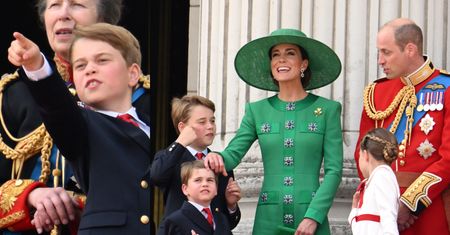 Książę George zagadywał ojca na balkonie Pałacu Buckingham. Wiadomo, co powiedział mu książę William