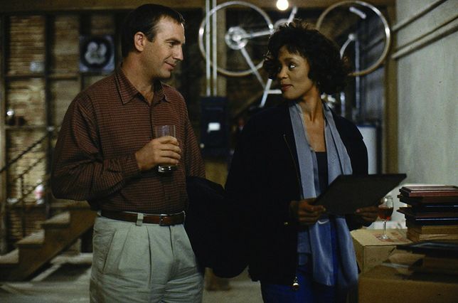 Kevin Costner i Whitney Houston w filmie "Bodyguard"