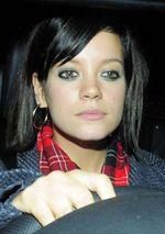 Tata strofuje Lily Allen