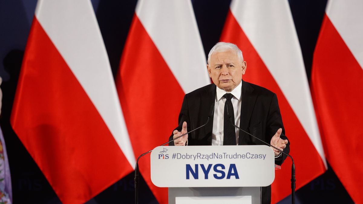 Nysa, 25.09.2022. Prezes PiS Jarosław Kaczyński podczas spotkania z mieszkańcami Nysy, w ramach objazdu po kraju i spotkań z wyborcami, 25 bm. (mr) PAP/Aleksander Koźmiński