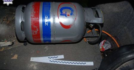 Jeździł z podłączoną domową butlą gazową do intalacji LPG. Zaczął ulatniać się gaz