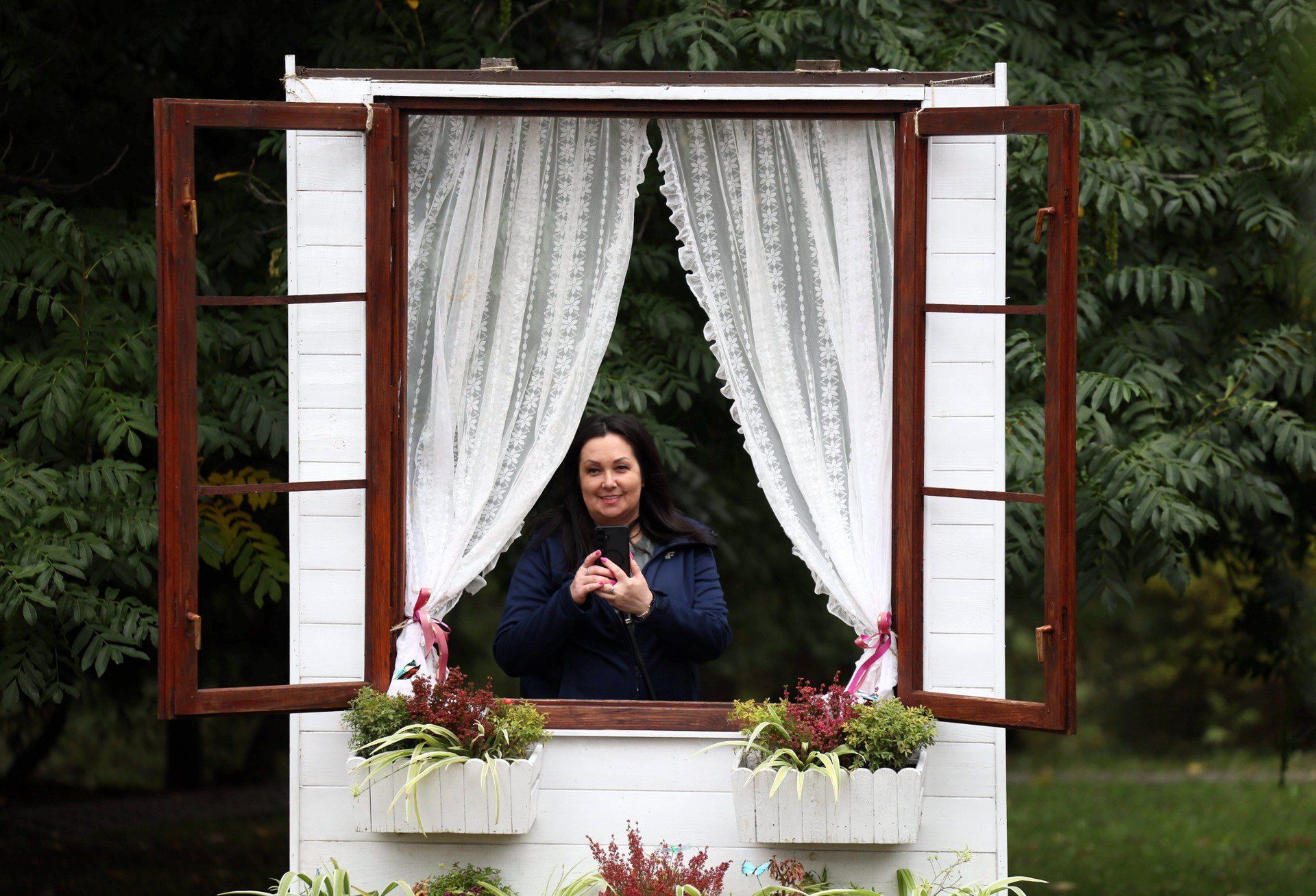 Jesień w ogrodzie botanicznym to nie tylko uczta dla oczu, ale i chwila wytchnienia, szczególnie w weekend. Feeria kolorów przyciągała zarówno miłośników fotografii, jak i tych, którzy po prostu chcieli nacieszyć się jeszcze wielobarwną naturą.