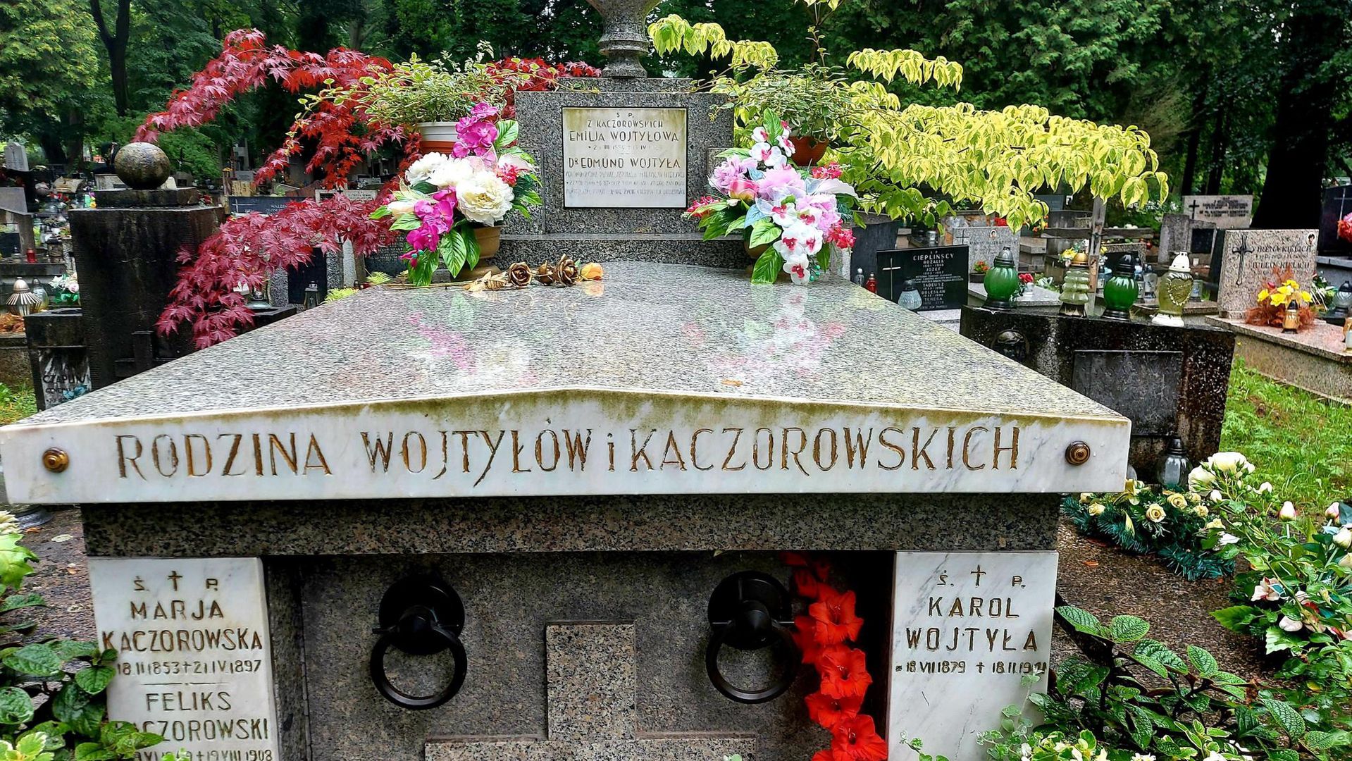 Tak wygląda grobowiec rodziny Wojtyłów i Kaczorowskich. 