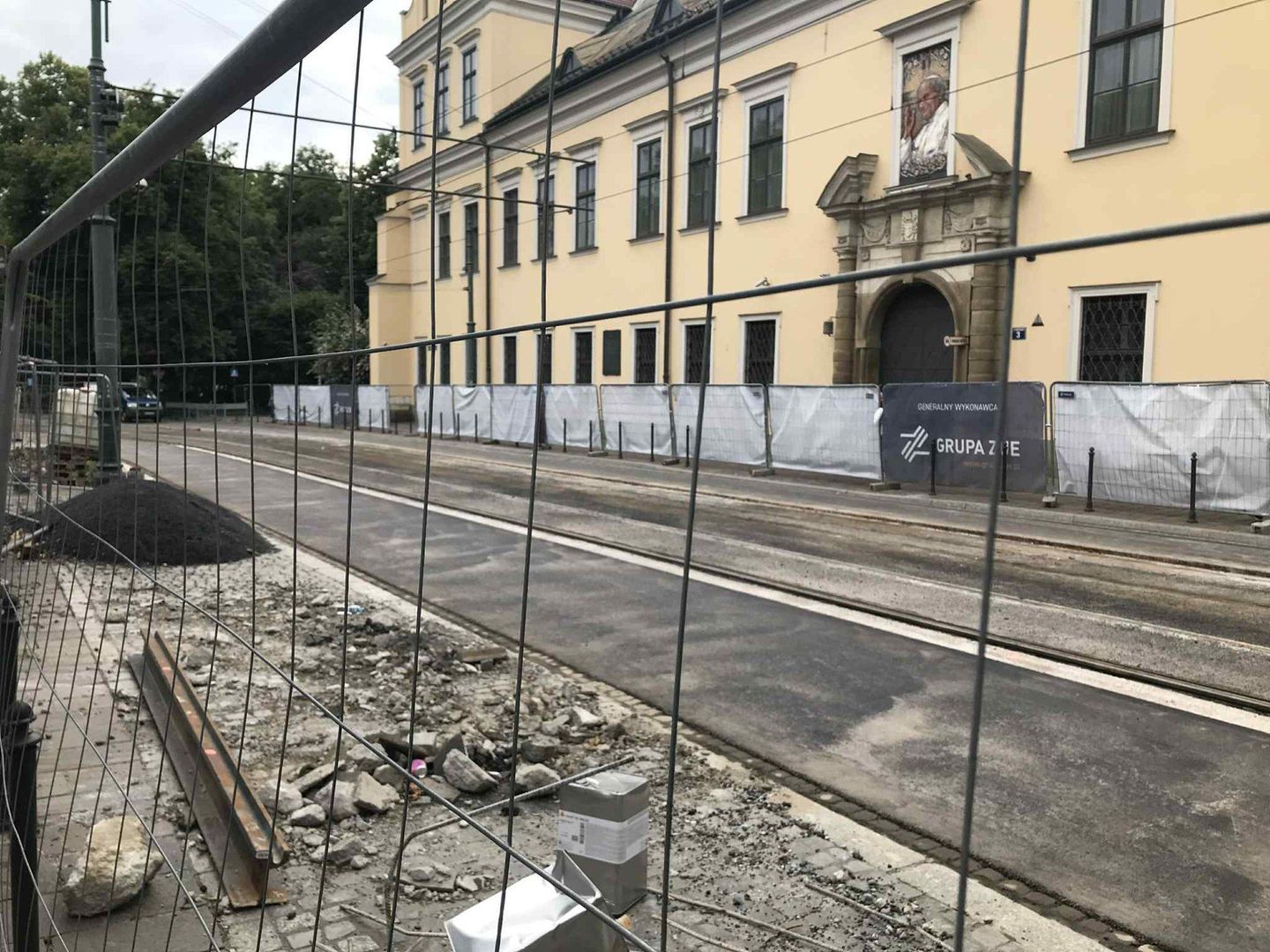 W ramach inwestycji wymieniono zużyte elementy torowiska – szyny, zwrotnice oraz krzyżownice węzłowe – między ul. Grodzką a filharmonią.