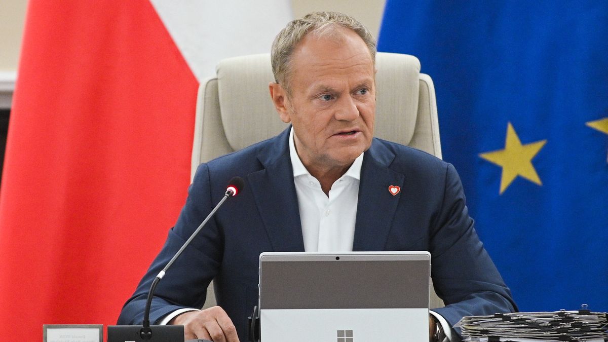 Warszawa, 27.05.2025. Premier Donald Tusk przewodniczy posiedzeniu rządu w siedzibie KPRM w Warszawie, 27 bm. Ministrowie mają zająć się m.in. projektem uchwały ws. zatwierdzenia programu ochrony ludności i obrony cywilnej na lata 2025-2026, który pozwoli skierować środki na ten cel m.in. do samorządów. Program opracowany został na podstawie ustawy o ochronie ludności i obronie cywilnej, która weszła w życie na początku tego roku. (aldg) PAP/Marcin Obara
