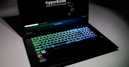 A mówili, że na laptopie Cyberpunk 2077 nie pójdzie... Hyperbook SL704 tymczasem śmiga na Ultra z RT!