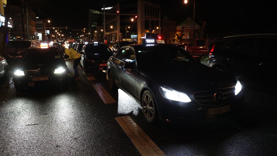 BRUSSELS, BELGIUM - JANUARY 20 : Taxi drivers block traffic during a protest demanding stricter controls on Uber, in Brussels, Belgium on January 20, 2022 . (Photo by Dursun Aydemir/Anadolu Agency via Getty Images)