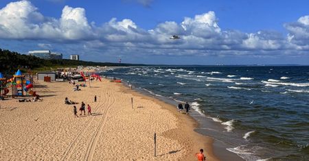 Ratownicy wywieszają czerwone flagi. Zamkniętych ponad 40 kąpielisk nad Bałtykiem