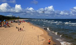 Ratownicy wywieszają czerwone flagi. Zamkniętych ponad 40 kąpielisk nad Bałtykiem