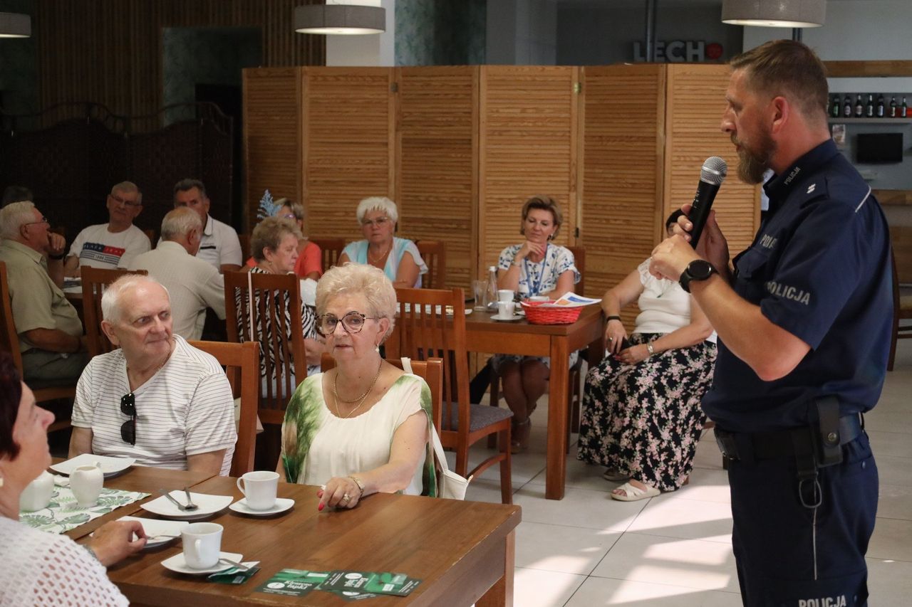 Krotoszyn: Seniorzy spotkali się z policją i sanepidem, by zadbać o bezpieczeństwo i zdrowie po wakacjach