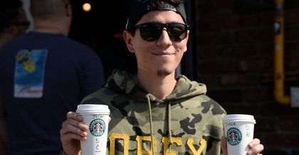 Świąteczne kubki Starbucksa wywołały skandal