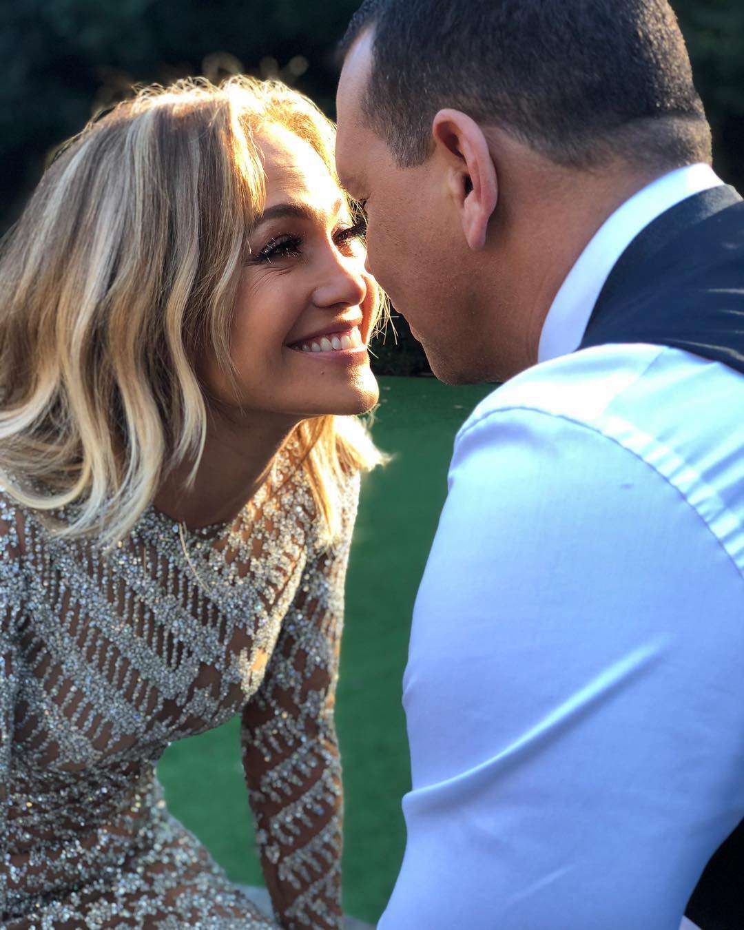 Jennifer Lopez w krótkich i rozjaśnionych włosach