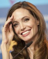 Angelina Jolie amputowała obie piersi!